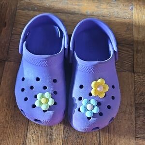 Crics Kids Sz 10 Purple Kids Clogs with Flower Accents